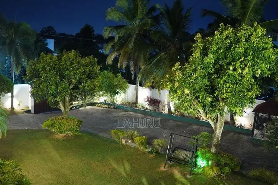 Luxury House with Swimming Pool in Nawala