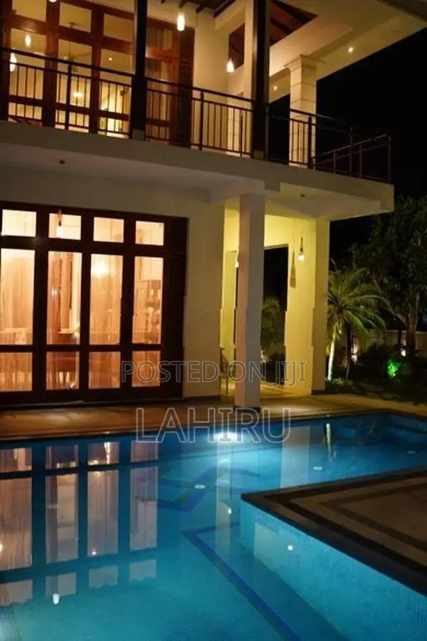 Luxury House with Swimming Pool in Nawala