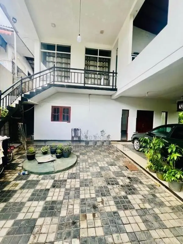 Upper floor house for rent in makumbura kottawa