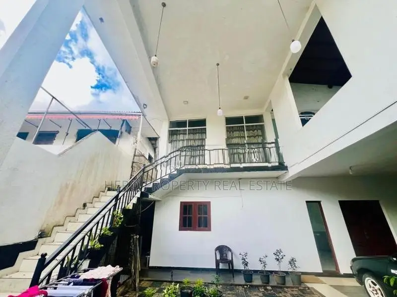 Upper floor house for rent in makumbura kottawa