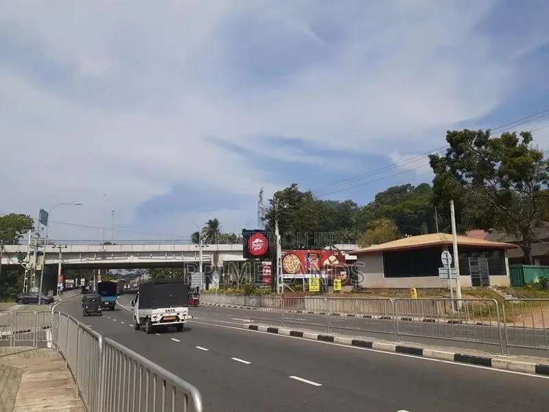 කුරුණෑගල අධීවේගී පිවිසුමට ළගින් ඉඩමක්