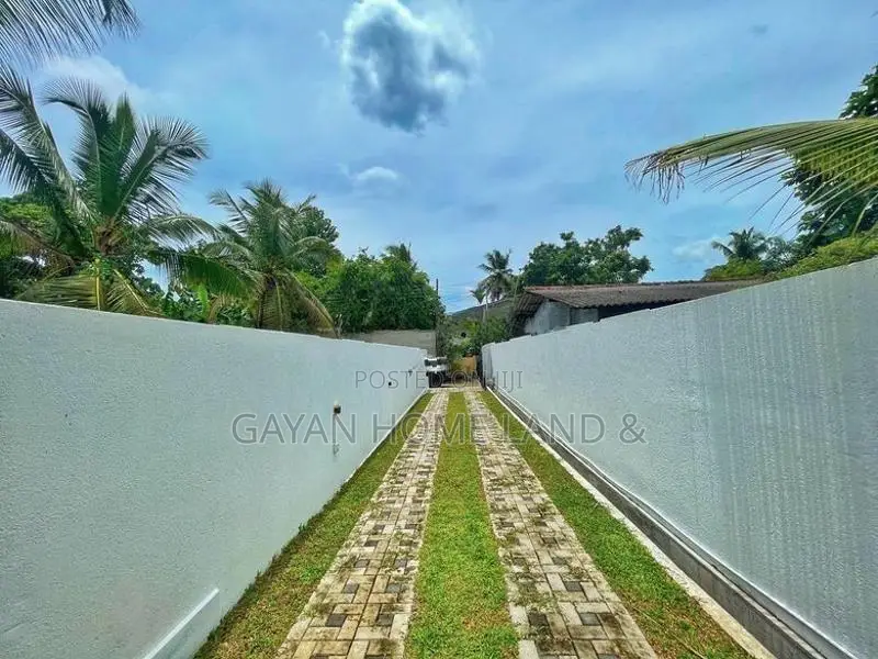 පර්චස් 9 ක ඉදිවූ අලුත්ම තනිමහල් ලස්සන නිවසක් විකිණීමට පොල්ගස්ඕවිට