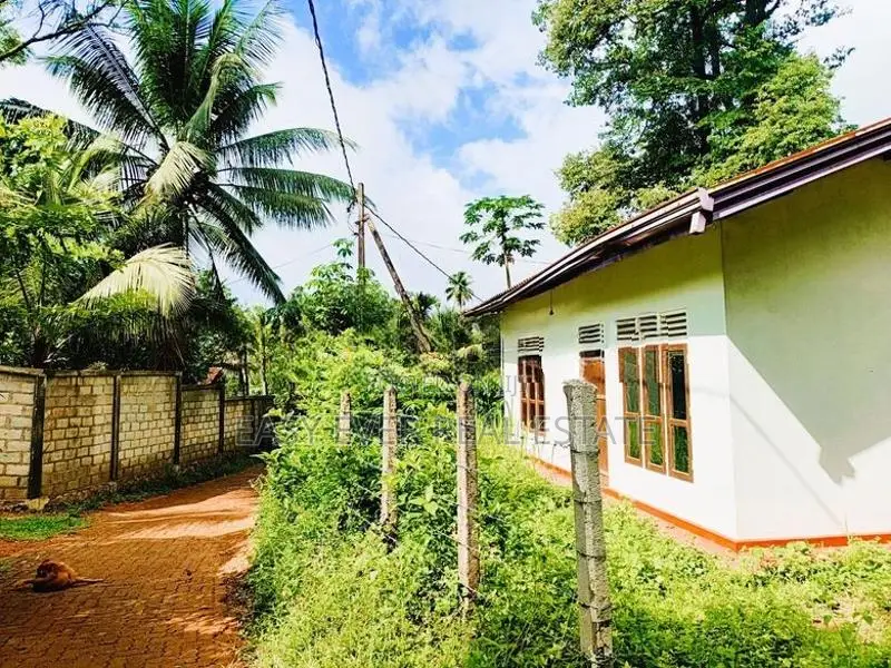 නිට්ටඹුව – ඌරපොලෙන් අලුත්ම නිවසක් ලක්ෂ 59කට