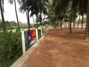 කුරුණෑගල අනුරාධපුර පාරට මුහුණලා ඉඩමක්
