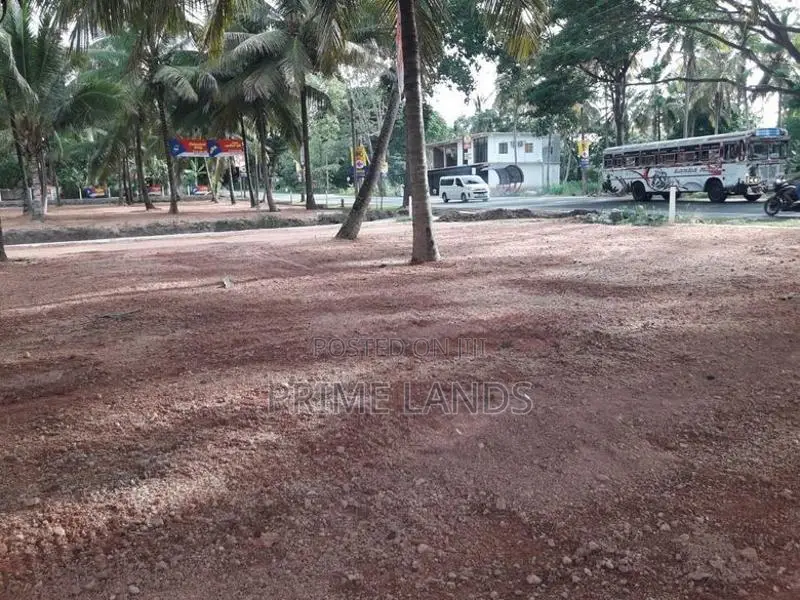 කුරුණෑගල අනුරාධපුර පාරට මුහුණලා ඉඩමක්