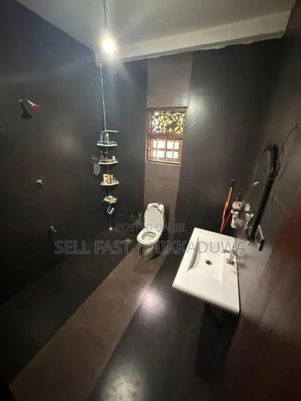නිවසක් විකිනණීමට -හික්කඩුව