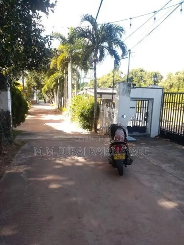 කටුනායක - ආඩිඅම්බලම ප්‍රදේශයෙන් පර්චස් 15ක්