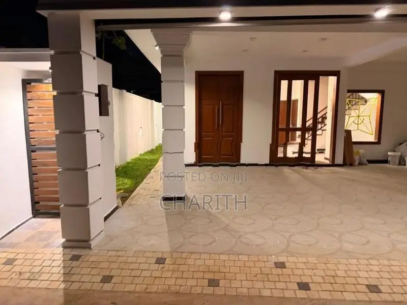 Luxury 3-Storey 5-Bedroom House for Sale Piliyandala