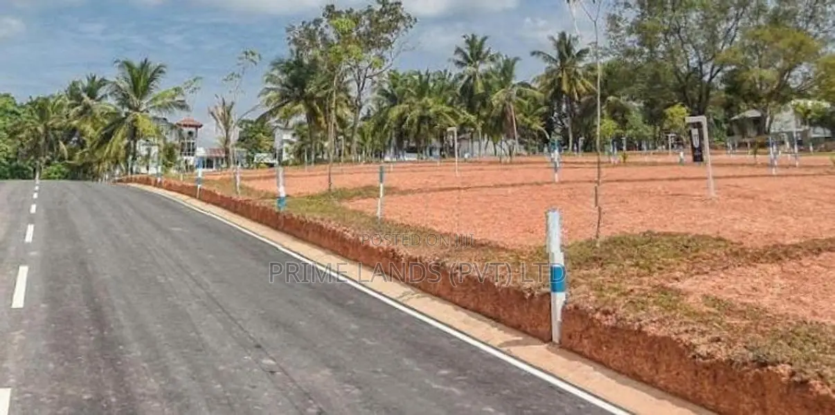 ගම්පහ දිස්ත්‍රික් ලේඛම් කාර්යාලයට යාබඳව බිම් කොටස් විකිණීමට