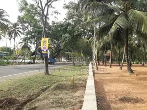 ව්‍යාපාරික බිම් කොටසක් විකිනීමට බලල්ල