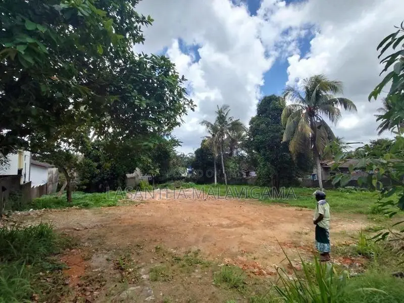 100 Perch Main Road Facing Land for Sale in Athurugiriya