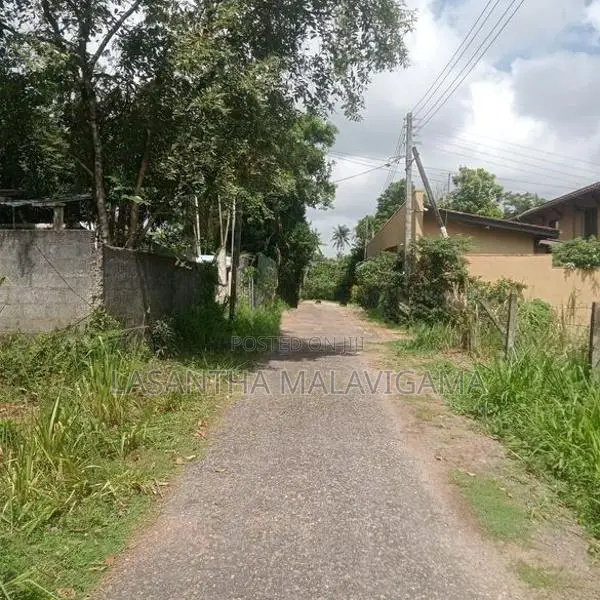 8.6 Perch Land for Sale in Athurugiriya Lake Terrace