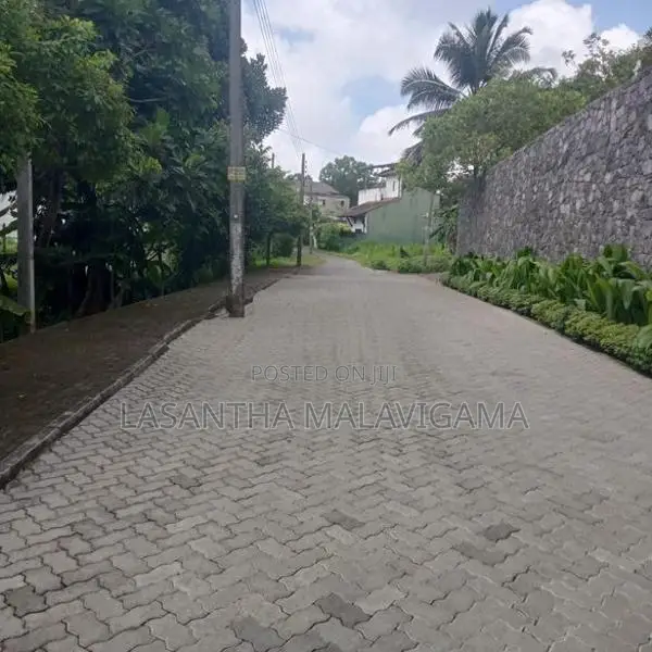 8.6 Perch Land for Sale in Athurugiriya Lake Terrace