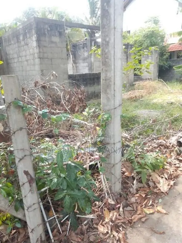 සීදුව - අමන්දොලුවෙන් අඩක් වැඩ නිම කල නිවසක් විකිණීමට ඇත.