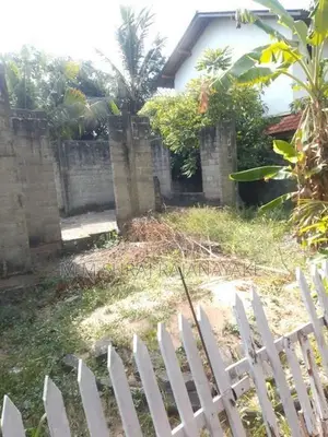 සීදුව - අමන්දොලුවෙන් අඩක් වැඩ නිම කල නිවසක් විකිණීමට ඇත.