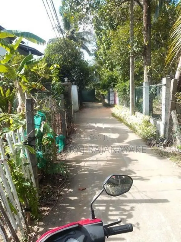 සීදුව - අමන්දොලුවෙන් අඩක් වැඩ නිම කල නිවසක් විකිණීමට ඇත.