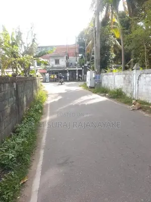සීදුව - අමන්දොලුවෙන් අඩක් වැඩ නිම කල නිවසක් විකිණීමට ඇත.
