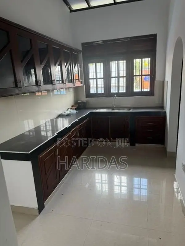 First Floor House for Rent – Mabola