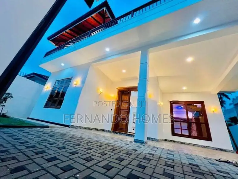 Nice Latest Brand New Upstairs 4 Bed Rooms House For Sale in Negombo