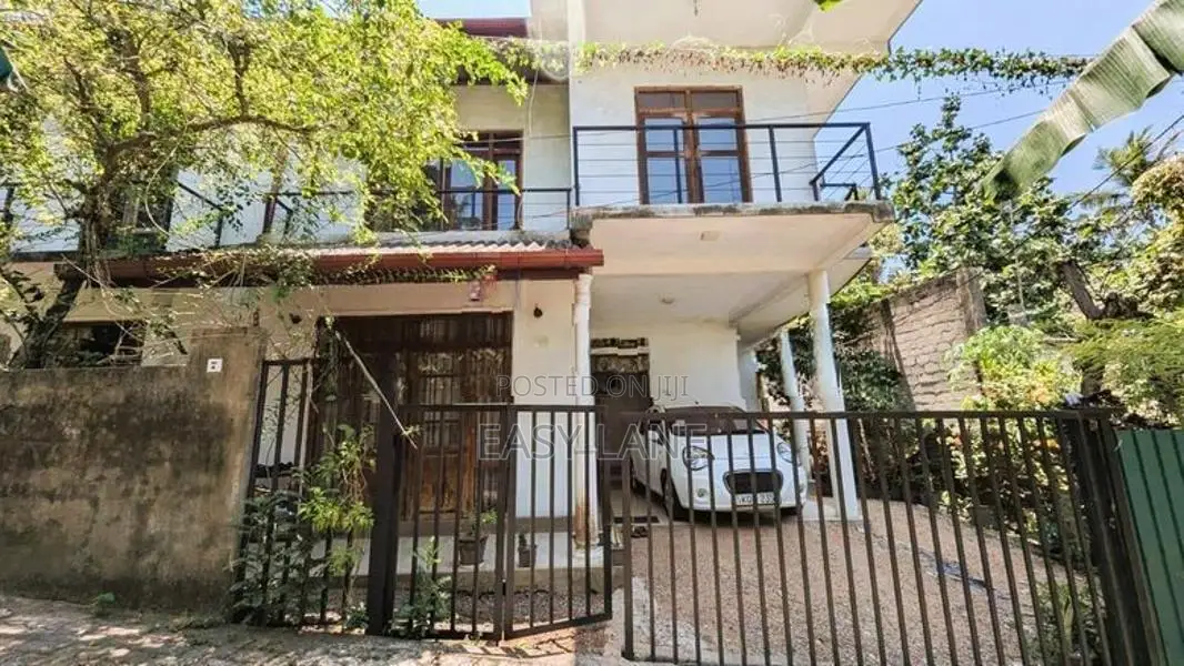 කිරිබත්ගොඩ ඊරියවත්තෙන් සුපිරි දෙමහල් නිවසක්