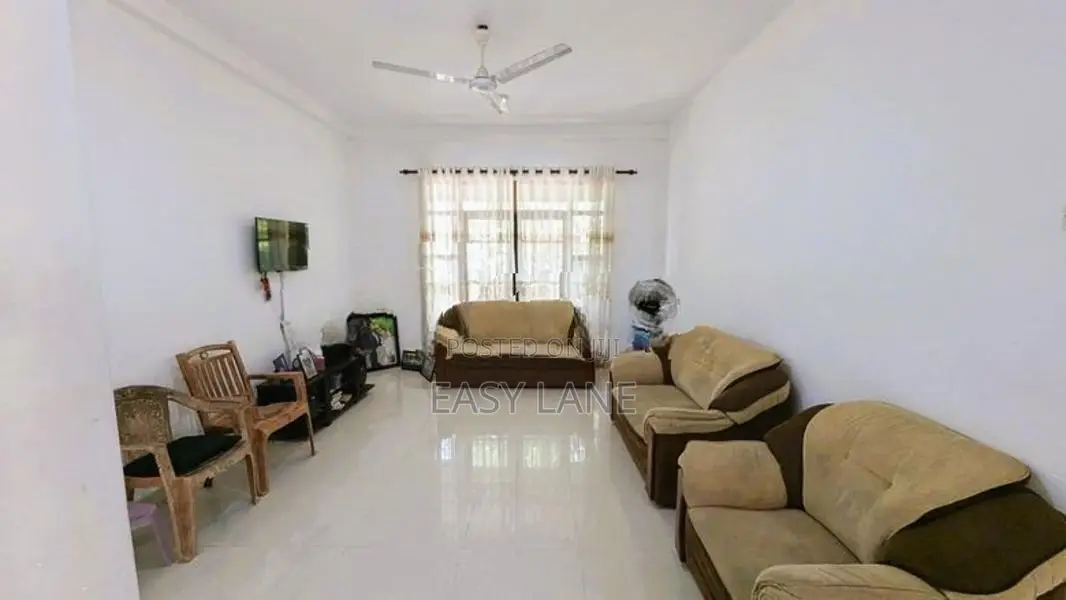 කිරිබත්ගොඩ ඊරියවත්තෙන් සුපිරි දෙමහල් නිවසක්