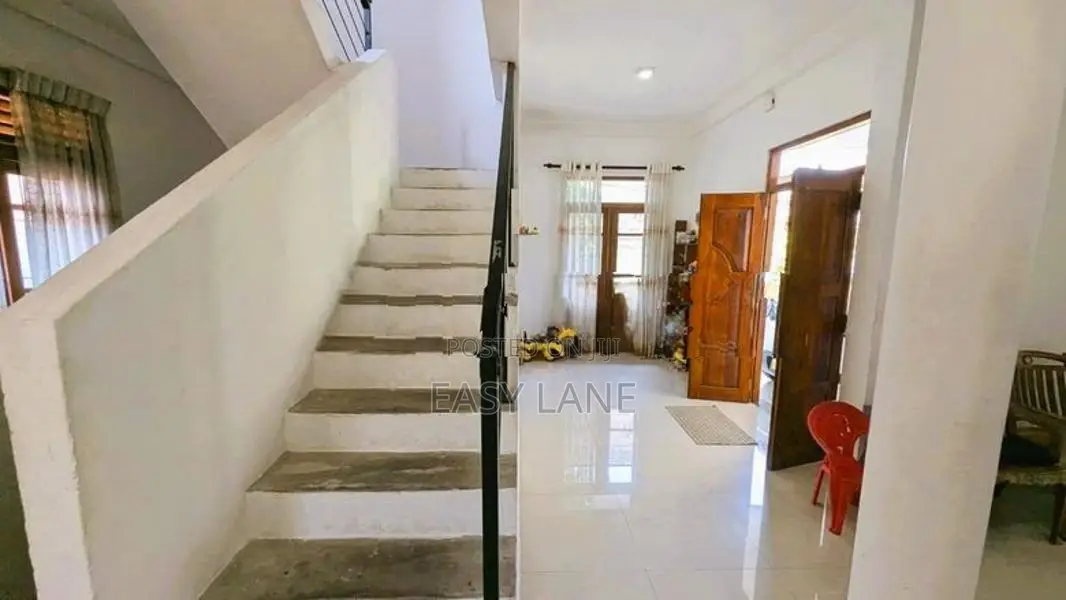 කිරිබත්ගොඩ ඊරියවත්තෙන් සුපිරි දෙමහල් නිවසක්