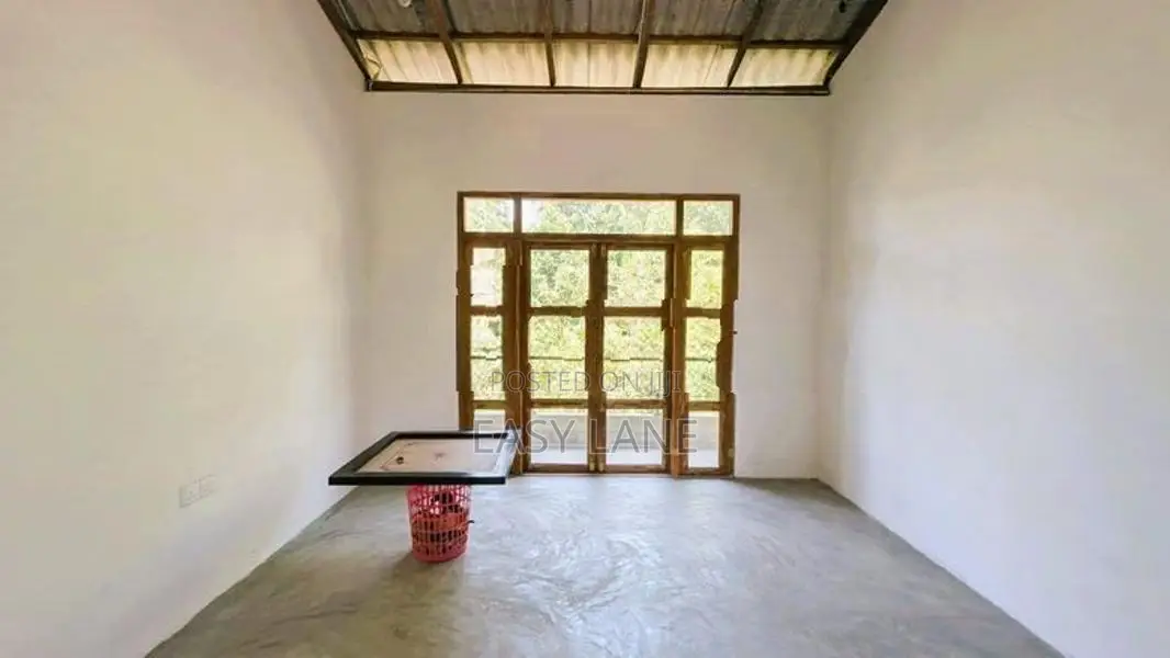 කිරිබත්ගොඩ ඊරියවත්තෙන් සුපිරි දෙමහල් නිවසක්