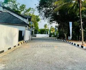 Yakkala නුවර පාරට ඉතාම කෙටි දුරකින් සංවර්ධනය වූ බිම් කොටස් කිහිපයක්