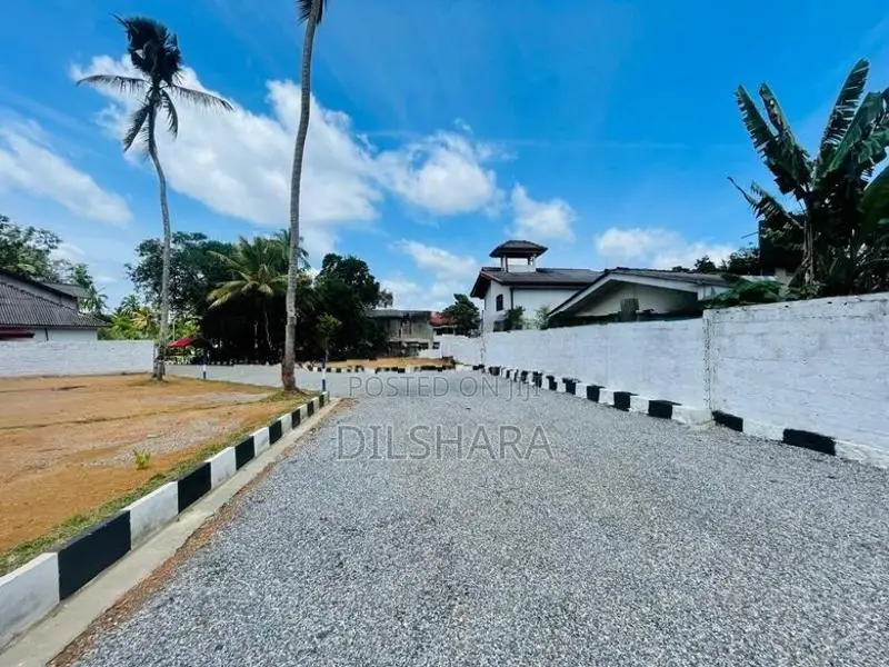 Yakkala නුවර පාරට ඉතාම කෙටි දුරකින් සංවර්ධනය වූ බිම් කොටස් කිහිපයක්
