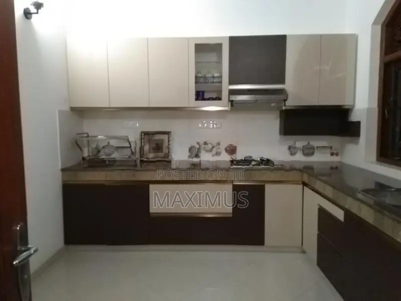 Spacious 3-Bedroom 1st Floor House for Rent – Katukurunda, Kalutara