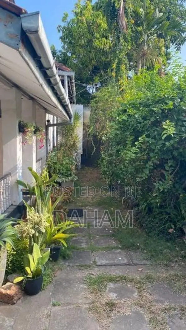Land With Old House - Mount Lavina In Lavinia