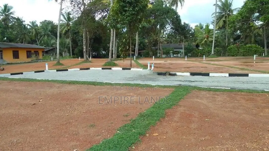 පොල්ගස්ඕවිට 120 පාරට ඇවිදින දුරින් අගනා බිම් කොටස්