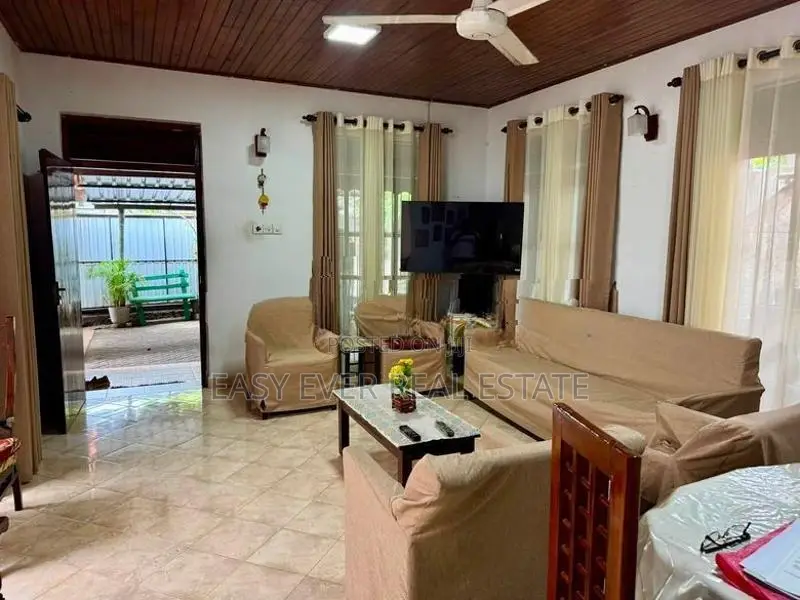 IDH එක්සත් මාවතෙන් තෙමහල් නිවස හා කඩ කාමරය කඩිනමින් විකිණීමට