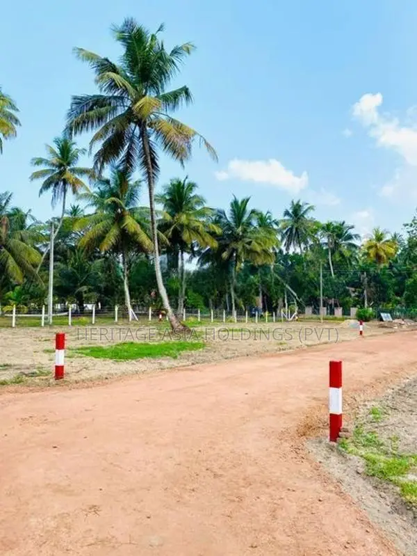 හලාව පම්බල පල්ලියට අතේ දුරින් නේවාසික බිම් කොටස්