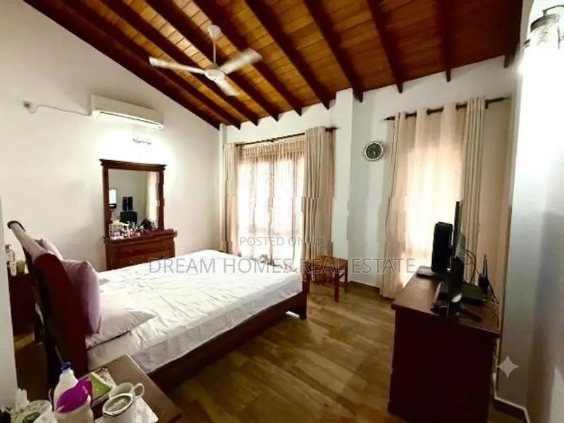 Near Pelawaththa Junction - 4 Bed Luxury House for Rent