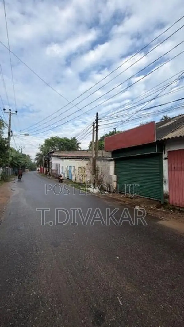 யாழ்ப்பாண நகரின் வர்த்தக பகுதியில் கடை