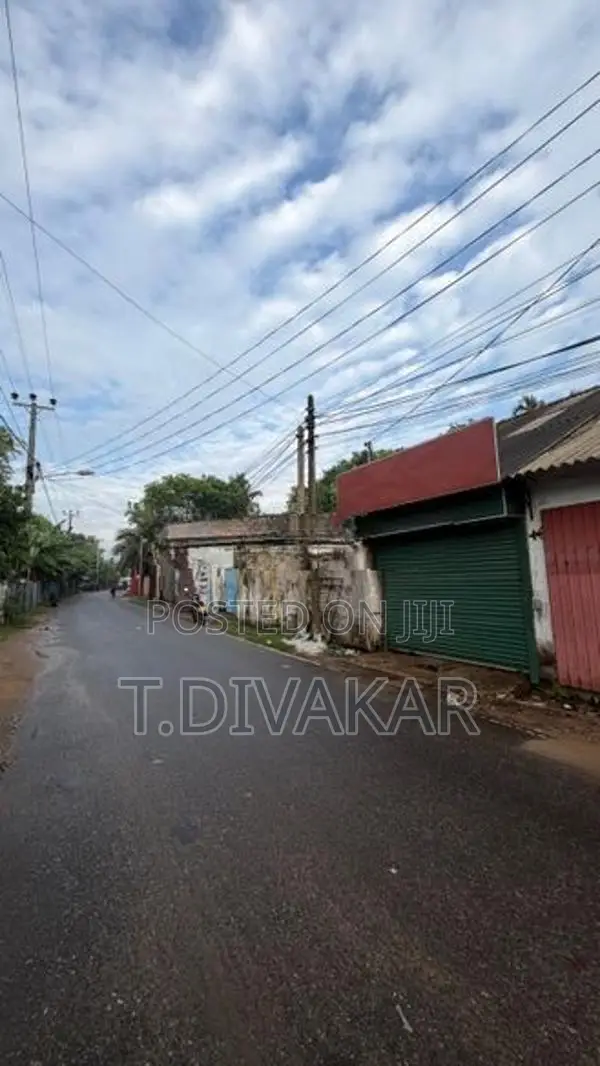 யாழ்ப்பாண நகரின் வர்த்தக பகுதியில் கடை