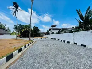 Yakkala නුවර පාරට 500mක් දුරින් වටිනා බිම් කොටස් කිහිපයක්