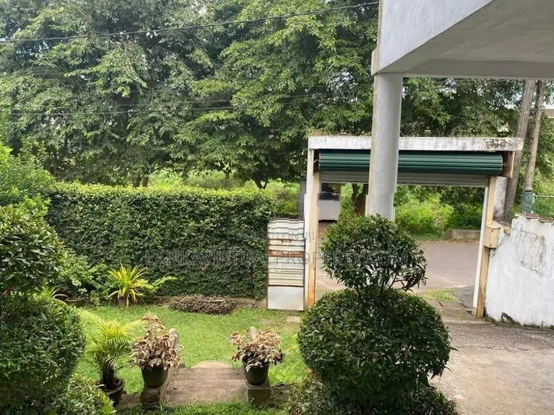 Malabe Bakmeegaha Road 3 BR Upstairs House on 10 Perches Land for Sale