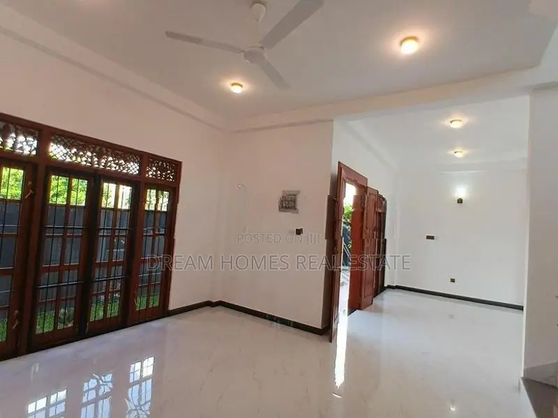 Luxury 3-Storey House for Sale – Kesbewa