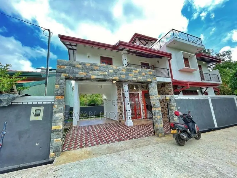 කුඹුරකට මායිමව අලුත්ම තෙමහල් අලංකාර නිවසක් විකිණීමට