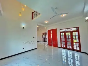 කුඹුරකට මායිමව අලුත්ම තෙමහල් අලංකාර නිවසක් විකිණීමට