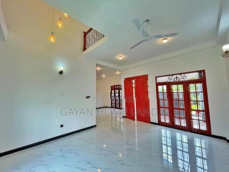 කුඹුරකට මායිමව අලුත්ම තෙමහල් අලංකාර නිවසක් විකිණීමට