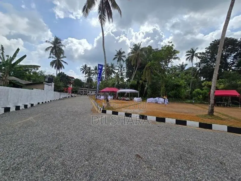 Gampaha Yakkala නුවර පාර පේන මානෙන් වටිනා බිම් කොටස් කිහිපයක්
