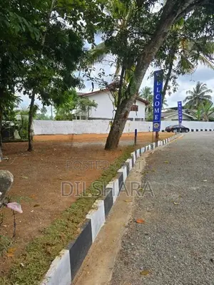 Gampaha Yakkala නුවර පාර පේන මානෙන් වටිනා බිම් කොටස් කිහිපයක්