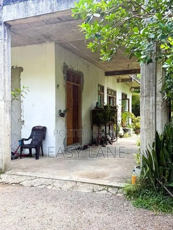 මාබිම – හෙයියන්තුඩුවෙන් අඩක් නිම කළ අගනා දෙමහල් නිවසක් විකිණීමට