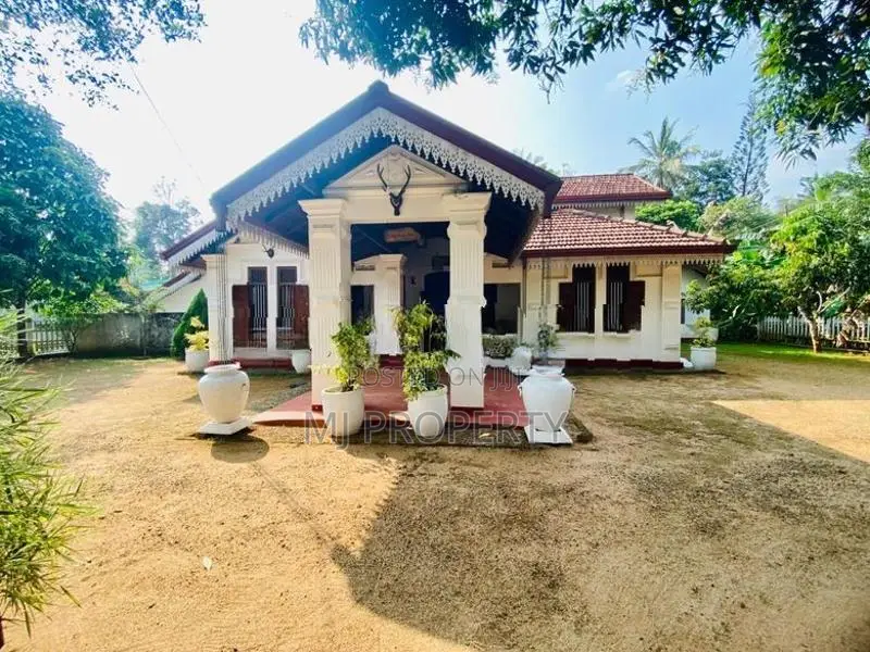(IS-1005) Highly Valuable Antique House with Furniture Sale in Padukka