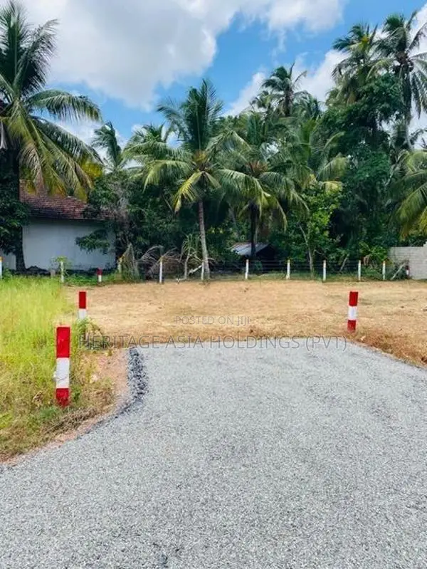 පම්බල අවටින් සින්නක්කර බිම් කොටස්