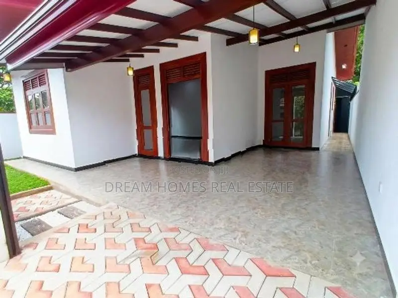 Brand New House - 3 Bed Next to Main Rd Maththegoda
