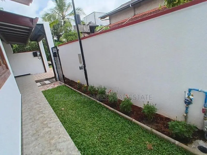 Brand New House - 3 Bed Next to Main Rd Maththegoda
